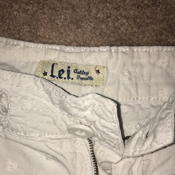 Cute flower imprinted white shorts - Picture 2 of 3